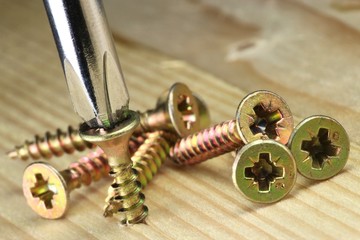 Schraubendreher mit Universalschrauben