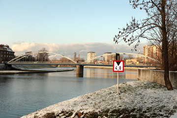 Oszroniony most na rzece Odrze w Opolu, zimą. - obrazy, fototapety, plakaty