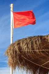 rote Flagge am Sonnenschirm