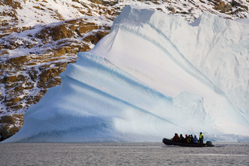 Avontuurlijke toeristen en ijsberg - Groenland