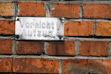 Vorsicht Aufzug