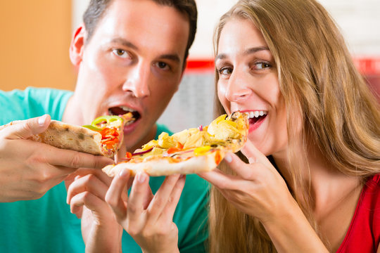 Mann und Frau essen eine Pizza