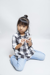 スマートフォンを使う女の子