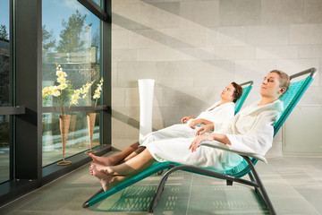 Junges Paar entspannt in wellness Spa