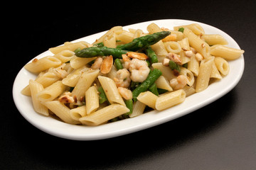 Pennette con asparagi, gamberetti e mandorle tostate