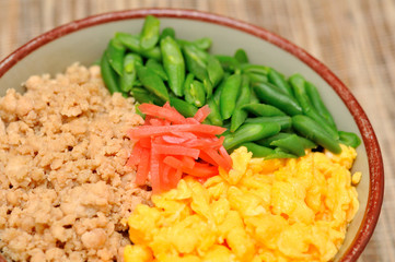 三色丼