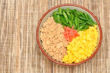 三色丼