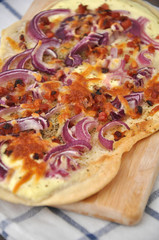 Rote Zwiebel Speck Flammkuchen