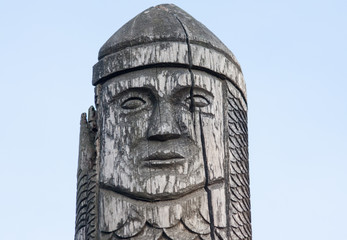 Fototapeta na wymiar drewniana statua starożytnego boga pogańskiego