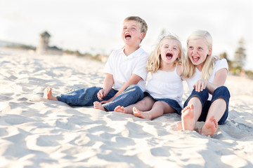 Fototapeta na wymiar Śliczne dzieci Rodzeństwo siedzi na plaży