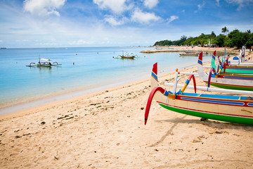Bateaux de pêche traditionnels sur une plage de Nusa Dua à Bali.