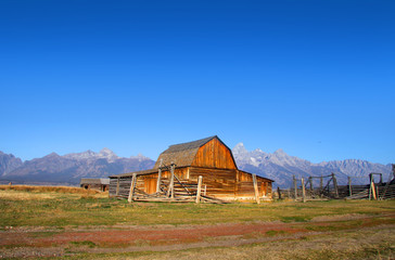 Fototapeta na wymiar Stara stodoła Mormon w Grand Tetons