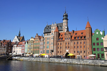 Fototapeta na wymiar Kolorowe stare budynki z niebieskim tle nieba w Gdańsku