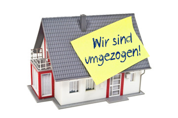 Haus mit Zettel Wir sind umgezogen