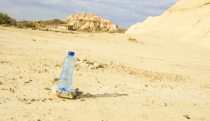 Fototapeta na wymiar Butelka wody w pustyni Bardenas Reales w Navarre