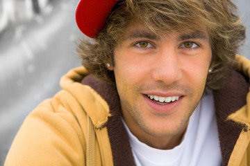 Primer plano de rapero sonriendo