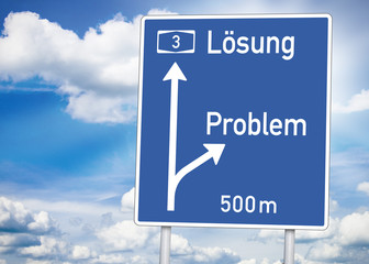 Blauer Wegweiser mit Problem und Lösung