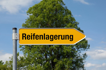 Fototapeta premium Pfeil mit Baum REIFENLAGERUNG