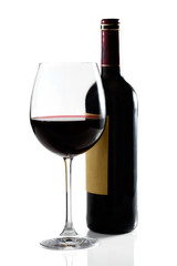 Copa de vino y botella en fondo blanco