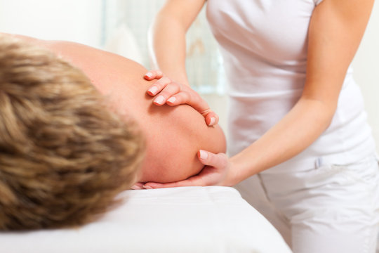 Patient bei der Physiotherapie - Massage