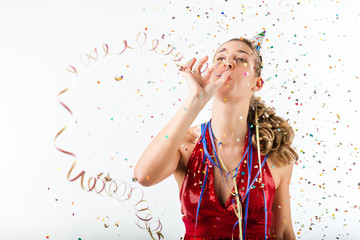 Frau feiert Geburtstag mit Luftschlange und Party Hütchen 