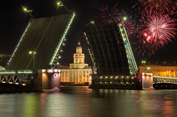 Fototapeta na wymiar Pałac most w Sankt-Petersburgu i fajerwerków