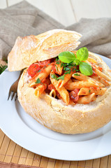 Pasta pomodoro im Ciabattabrot