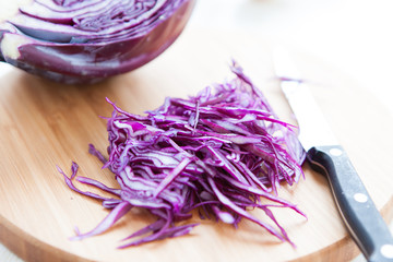 thinly sliced ​​red cabbage on a cutting board