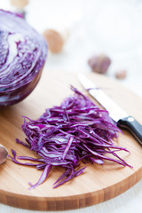 sliced ​​red cabbage on a cutting board