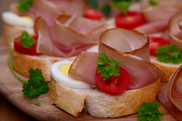 Canapes mit Schinken und Ei