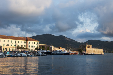 Fototapeta na wymiar Wieczór, twierdza, port, Portoferraio, Elba, Włochy