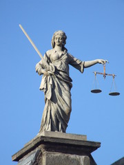 Justitia Gerechtigkeit mit Waage und Schwert