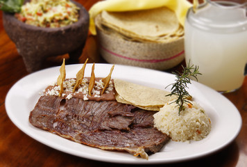Bistec de res con frijoles y arroz. Comida Mexicana
