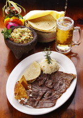Bistec de res con frijoles y arroz. Comida Mexicana