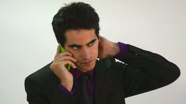 hablando telefono movil joven