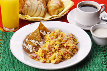 Huevos con jamón y frijoles. Comida mexicana.