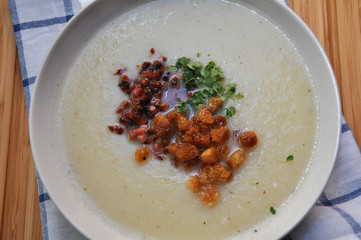 Sellerie Apfel Cremesuppe mit Croutons