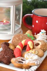 Gemischte Weihnachtsplätzchen mit Laterne und Tasse