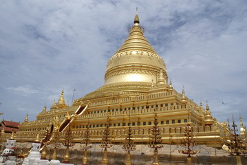 Fototapeta premium 黄金の輝き シュエズィーゴォンパヤー