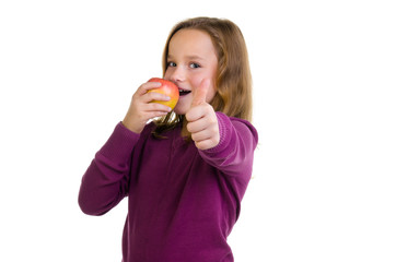 schülerin beißt in einen apfel