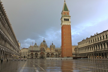 Naklejka premium Le Campanile et la Basilique Saint-Marc à Venise - Italie