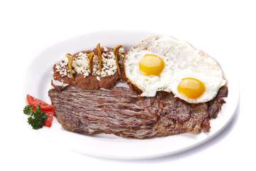 Bistec de res con huevos fritos y frijoles. Comida Mexicana