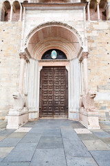 Fototapeta na wymiar door of Parma Cathedral (Duomo)