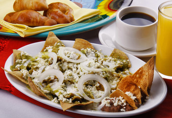 Chilaquiles en salsa verde. Comida mexicana