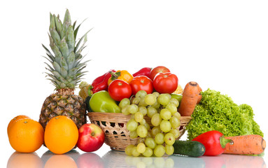 Fototapeta na wymiar Skład z warzyw i owoców, w wiklinowym koszu