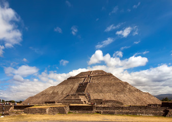 Fototapeta na wymiar Piramida Słońca, Teotihuacan, Meksyk