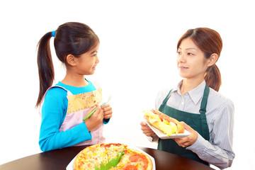 食事を楽しむ親子