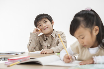 勉強をする子供たち