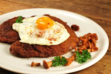 Schnitzel mit Spiegelei