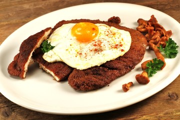 Schnitzel mit Spiegelei